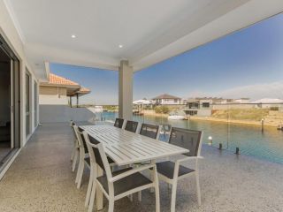 Luxury Waterfront Canal Estate With Private Jetty in Mandurah Guest house, Mandurah - 4