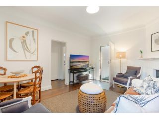 Art Deco lifestyle apartment minutes to the beach Apartment, Sydney - 1