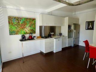 ArtHOUSE Beachfront Accommodation Apartment, Emerald Beach - 5