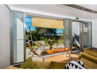 ArtHOUSE Beachfront Accommodation Apartment, Emerald Beach - 2