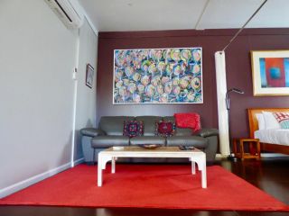 ArtHOUSE Beachfront Accommodation Apartment, Emerald Beach - 1