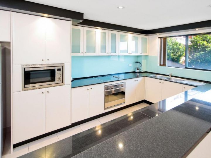 Spacious Modern Apartment with Breathtaking Views Guest house, Terrigal - imaginea 6