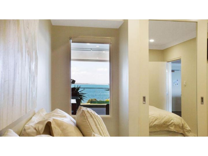 Aura apartment with Spectacular Views! Apartment, Shoal Bay - imaginea 1