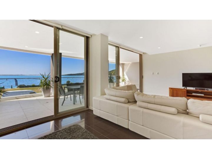 Aura apartment with Spectacular Views! Apartment, Shoal Bay - imaginea 2