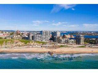 The Grande 3 - Arena Newcastle Beach Apartment, Newcastle - 1