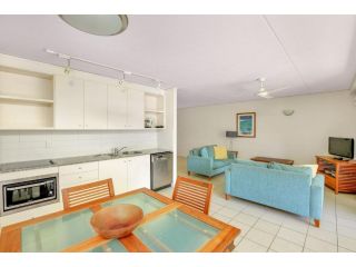 Baden 61 - Rainbow Shores, Air conditioned Unit, Walk To Beach, Pool, Tennis court Guest house, Rainbow Beach - 2