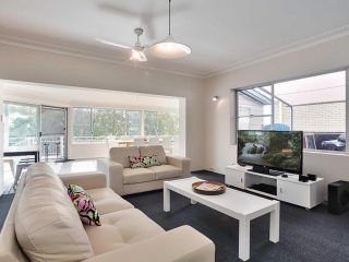 Banyan' 14 Montevideo Parade - spacious three bedroom pet friendly property with air con Guest house, Nelson Bay - 5