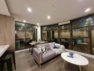 Batman 2BR2BA overlooking stadium pool gym Parking Apartment, Melbourne - 2