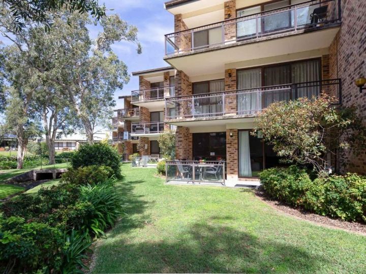 57 &#x27;BAY PARKLANDS&#x27;, 2 GOWRIE AVE - GROUND FLOOR UNIT WITH POOL, TENNIS COURT & AIRCON Apartment, Nelson Bay - imaginea 2