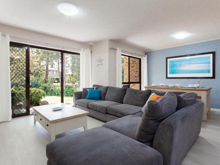 57 &#x27;BAY PARKLANDS&#x27;, 2 GOWRIE AVE - GROUND FLOOR UNIT WITH POOL, TENNIS COURT & AIRCON Apartment, Nelson Bay - imaginea 3