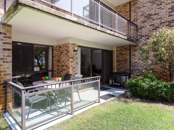 57 &#x27;BAY PARKLANDS&#x27;, 2 GOWRIE AVE - GROUND FLOOR UNIT WITH POOL, TENNIS COURT & AIRCON Apartment, Nelson Bay - imaginea 1