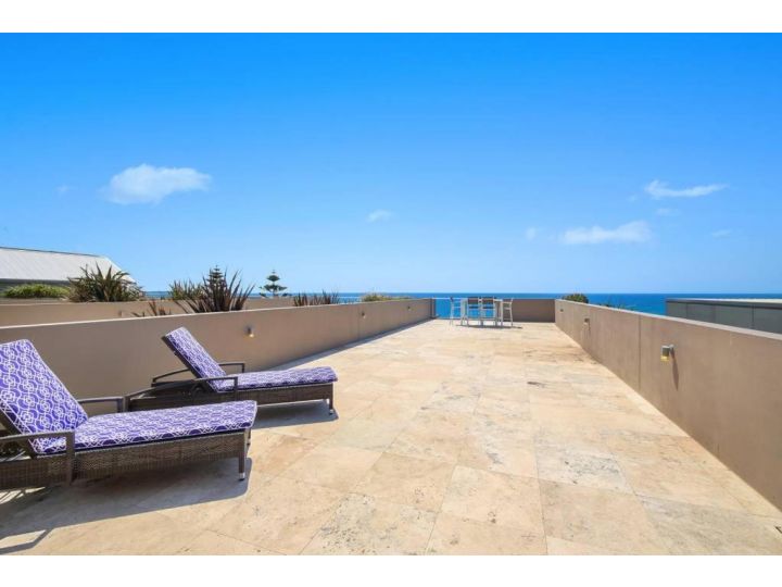 Beach and Ocean Front Penthouse with Wifi and Parking Apartment, The Entrance - imaginea 3