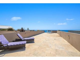 Beach and Ocean Front Penthouse with Wifi and Parking Apartment, The Entrance - 3