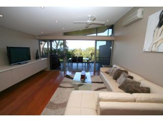 Byron Bay Accom Unit 1 22 Mahogany Drive - Beach House 1 at Vue Villa, Byron Bay - 3