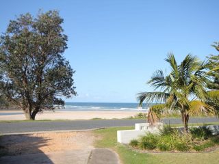 BEACHFRONT 4 Unit 4 of 12 Bundella Ave LC Apartment, Lake Cathie - 2