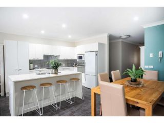 Beachfront Five Apartment, Mollymook - 4