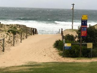 Beachfront Living Cronulla Apartment, Cronulla - 4