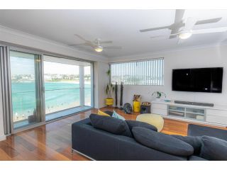 Beachfront Luxury 3 Beds with Ocean View Balcony Apartment, Sydney - 5