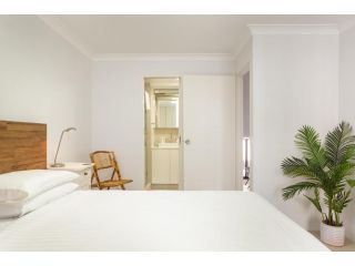 Beachfront Manly Apartment With Balcony & Parking Apartment, Sydney - 2