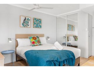 Beachfront Studio with Balcony, Parking and Pool Apartment, Gold Coast - 1