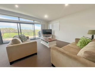 Beachside Beauty Apartment, Caves Beach - 4