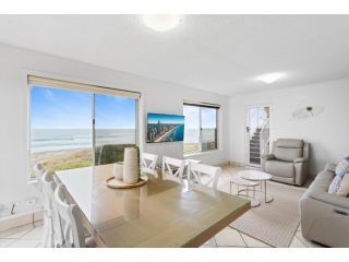 Beachside Family-Sized Escape with Seaview Apartment, Gold Coast - 3