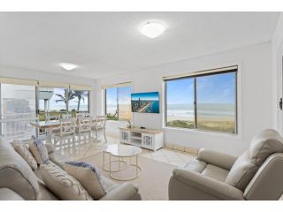 Beachside Family-Sized Escape with Seaview Apartment, Gold Coast - 2