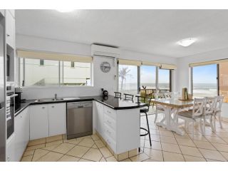 Beachside Family-Sized Escape with Seaview Apartment, Gold Coast - 4