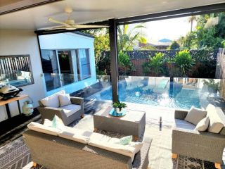 Beachside Tropical Oasis with Pool 4 Bed / 3 Bath Guest house, Caloundra - 3