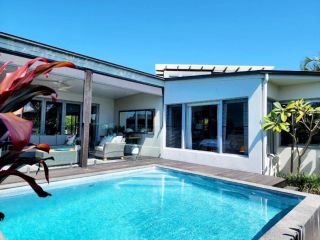 Beachside Tropical Oasis with Pool 4 Bed / 3 Bath Guest house, Caloundra - 1