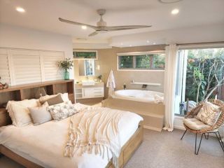 Beachside Tropical Oasis with Pool 4 Bed / 3 Bath Guest house, Caloundra - 2