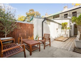 Beautiful 2-Bed Terrace House with Outdoor Areas Guest house, Sydney - 3