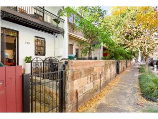 Beautiful 2-Bed Terrace House with Outdoor Areas Guest house, Sydney - 1