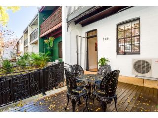 Beautiful 2-Bed Terrace House with Outdoor Areas Guest house, Sydney - 4