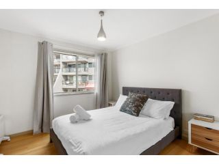 Beautiful 2-Bed Unit with BBQ Balcony & Lake View Apartment, New South Wales - 1