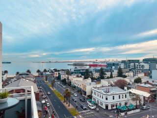 Beautiful Bay Views Apartment, Melbourne - 2