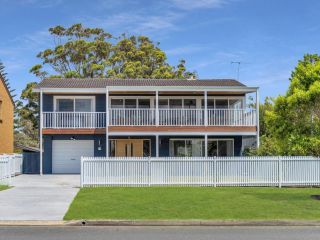 Beautiful Family Home with Gorgeous Bay Views from The Deck Guest house, Vincentia - 2