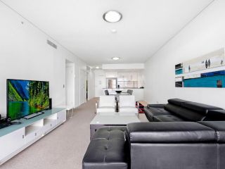 Beautiful Ocean View High Floor 3 Bedroom Apartment at Sierra Grand Apartment, Gold Coast - 4