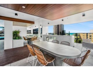 Beautiful Beach Unit with Balcony, Pool and Gym Apartment, Gold Coast - 3