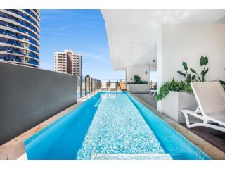 Beautiful Beach Unit with Balcony, Pool and Gym Apartment, Gold Coast - 1