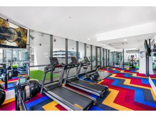 Beautiful Beach Unit with Balcony, Pool and Gym Apartment, Gold Coast - 2