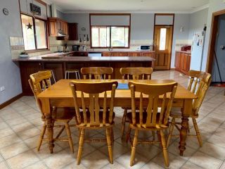 Beeâ€™s Place - 3 bedroom home on 10 acres of land with distant ocean views Guest house, Emu Bay - 4