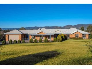 Prestigious Panoramic Mountain Views at Bellevue Mudgee Guest house, Mudgee - 1