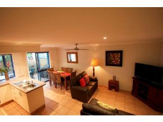 Byron Bay Accom Unit 3 41 Childe Street - Belongil Beach Apartment Villa, Byron Bay - 1