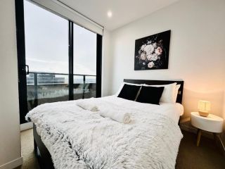 Best view 2BR1BA 40+floor in CBD+ Balcony +wifi Apartment, Melbourne - 1