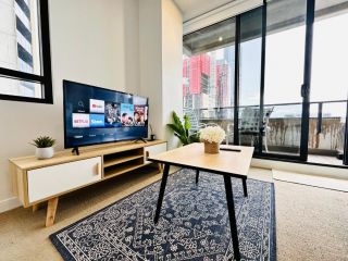 Best view 2BR1BA 40+floor in CBD+ Balcony +wifi Apartment, Melbourne - 2