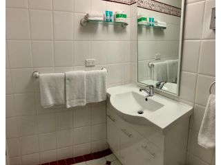 Ensenada Motor Inn and Suites Hotel, Adelaide - 1