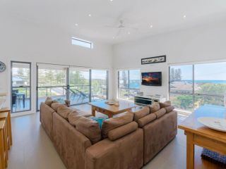 Bimbadeen Penthouse - across the road from Main Beach! Apartment, Yamba - 5