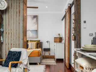 Black Beauty Studio Apartment, Bangalow - 2